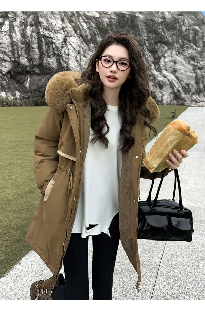 Roupas femininas Jaqueta de algodão Gola de pele Algodão Longline Cinto Acabamento em pele de coelho Casaco com capuz Parka com enchimento de poliéster espesso para o inverno_voghion.com
