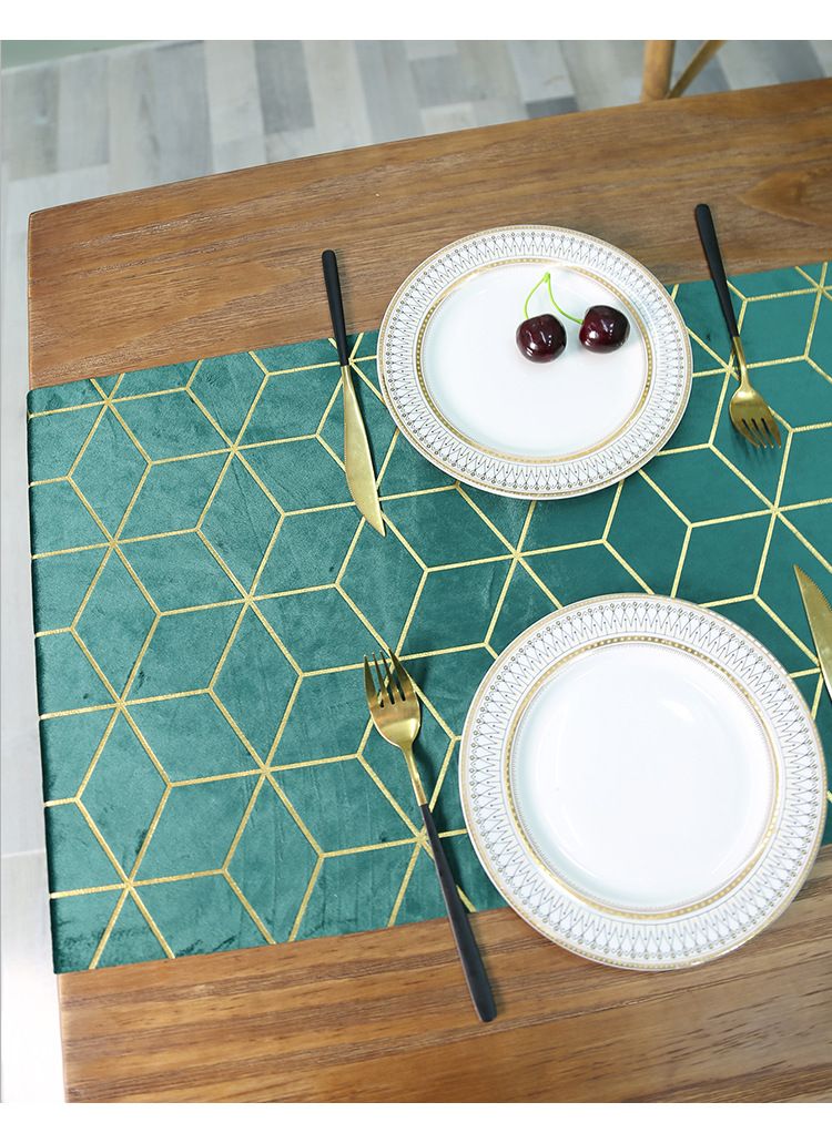 Nordischer minimalistischer Tischläufer aus Samt mit geometrischem Golddruck – elegantes Dekor für Ess- und Couchtische im Wohnzimmer_voghion.com