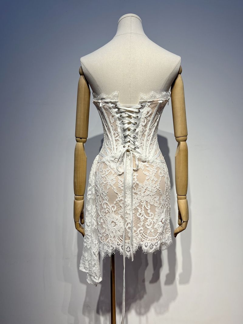 Elegantes, schulterfreies, schmales, figurbetontes Minikleid aus Spitze mit Korsett und Stäbchendetail_voghion.com