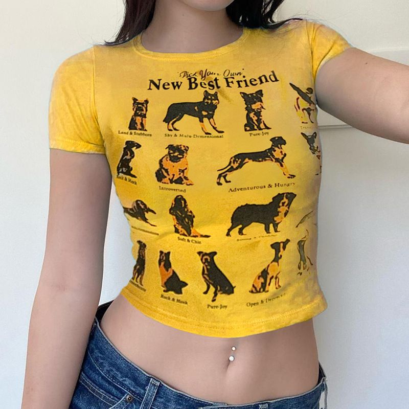 Maglietta personalizzata con stampa di un cagnolino carino e giocoso, di colore giallo brillante, accattivante, girocollo, semplice, a maniche corte_voghion.com