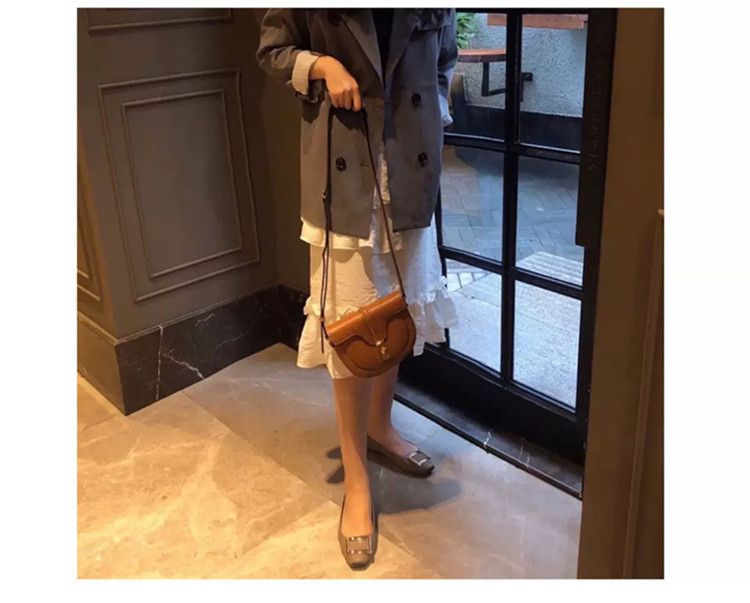 Sella a forma di T 2024 Nuova moda singola spalla diagonale a cavallo borsa in pelle da donna casual a metà giro tenuta in mano_voghion.com