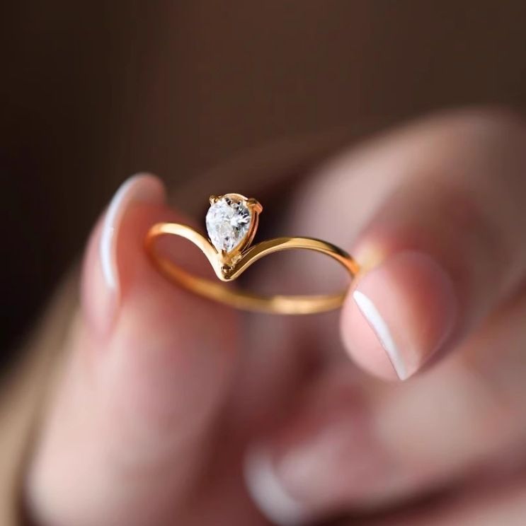 J105 Design V-Shaped Water Drop Shiny Zircon New Fashion Gold-Plated Thin Ring For Women_voghion.com
