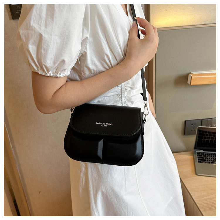 2023 sommer Neue Sattel Tasche Umhängetasche Weibliche Einfache Mode Schulter Tasche Casual Pendeln Nische Design Tasche_voghion.com