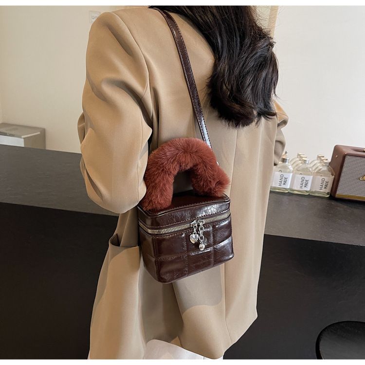 Niche design, personalized plush small square exquisite diamond grid embroidery thread box bag, one shoulder crossbody,_voghion.com