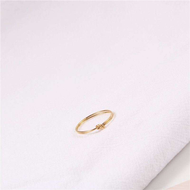 Anello da donna placcato oro 18 carati con nodo, design geometrico minimalista, fascia impilabile, misure 6-8_voghion.com