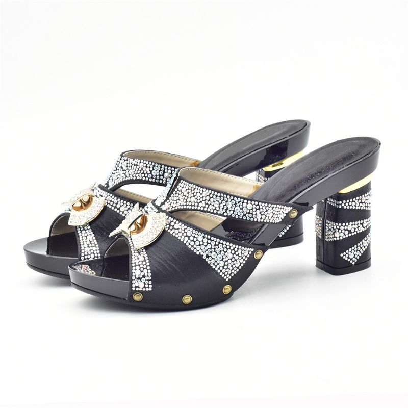 Klobige Slipper mit Strasssteinen für Damen in Übergröße, kombiniert mit einem Clutch-Set für die Dinnerparty_voghion.com