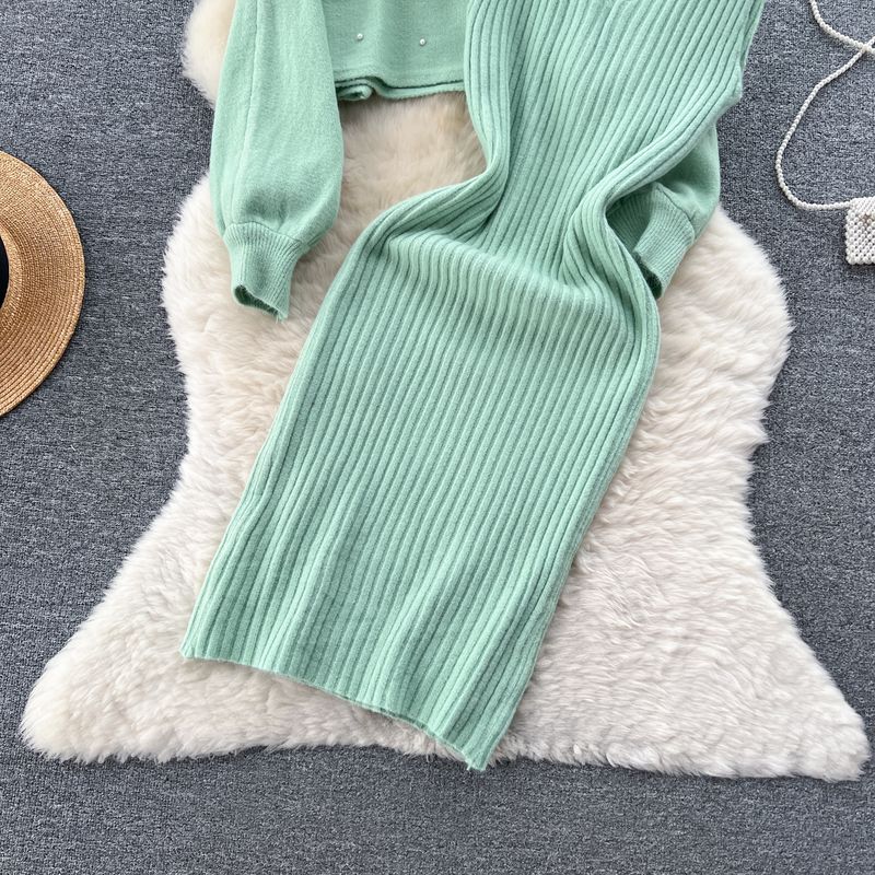 Vêtements pour femmes Costume deux pièces amincissant et réduisant l'âge pour femmes en automne et en hiver, pull court perlé à col rond + robe gilet tricotée à la taille_voghion.com