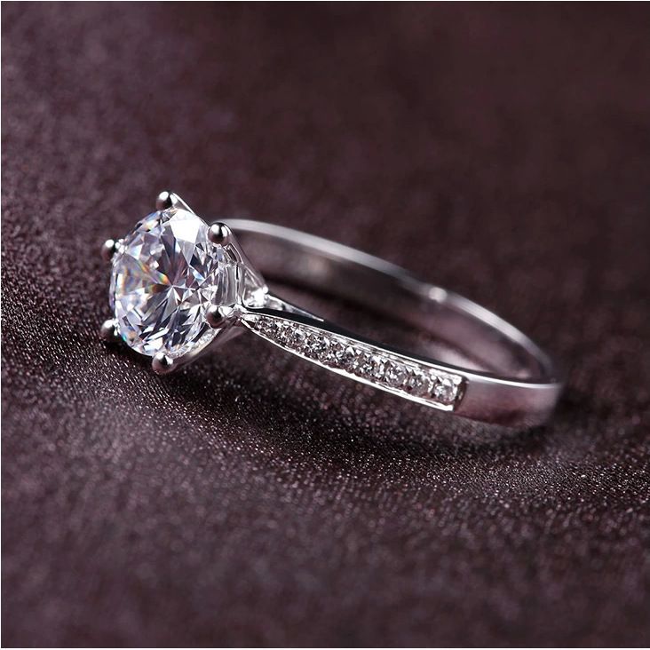 S reng versëlwert PT950 sechs Klauen simuléiert Diamantenring fir Fraen, 1-Karat Moissanit Ufro-Ring, Gebuertsdagscadeau_voghion.com