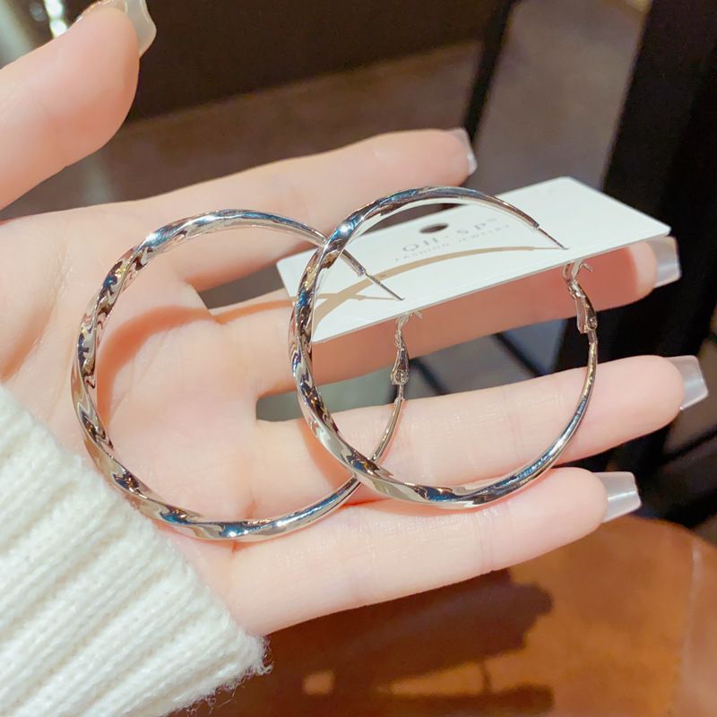 Orecchini pendenti a cerchio in metallo intrecciato unici da donna - Stile minimalista per un uso quotidiano elegante e versatile | Design snellente per le orecchie_voghion.com
