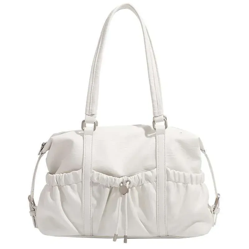 Borsa a tracolla multitasche in pelle pregiata per le uscite estive, modello Pillow Tote da donna chic_voghion.com