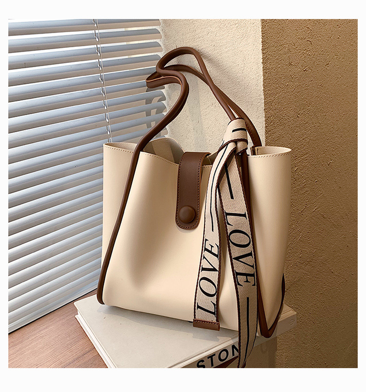 Large capacity spring for women in 2024, new and trendy single shoulder with a stylish texture, tote bag_voghion.com