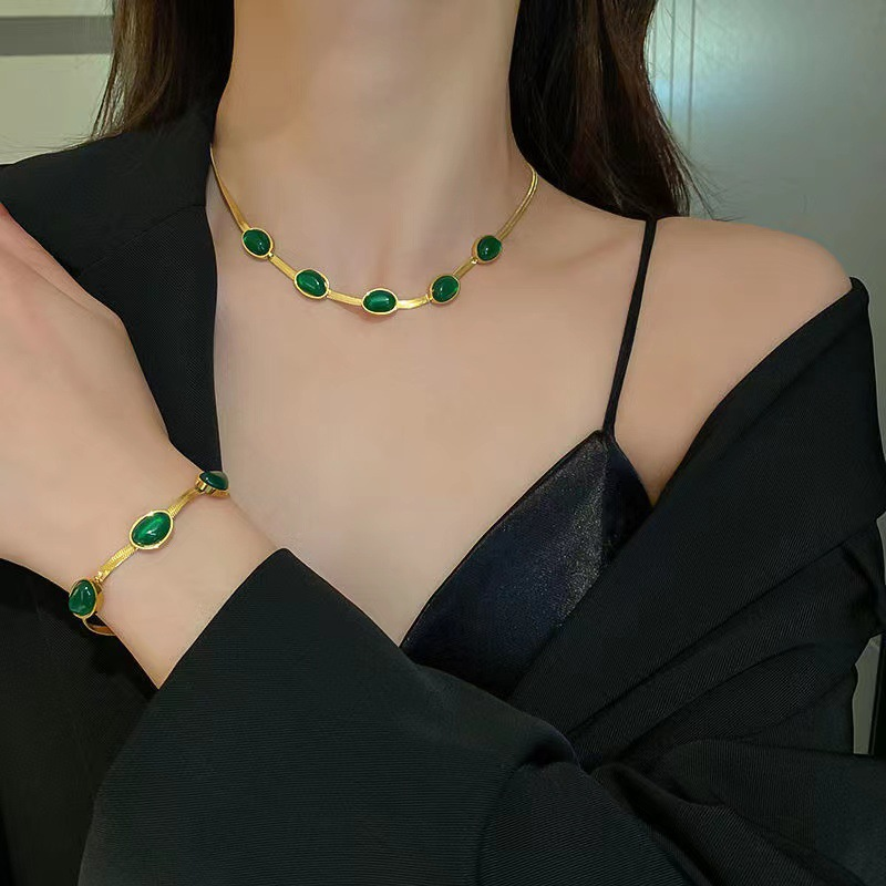 Collana con bracciale a catena a lama di smeraldi retrò in acciaio al titanio con set di accessori per collana di nicchia dal design avanzato_voghion.com