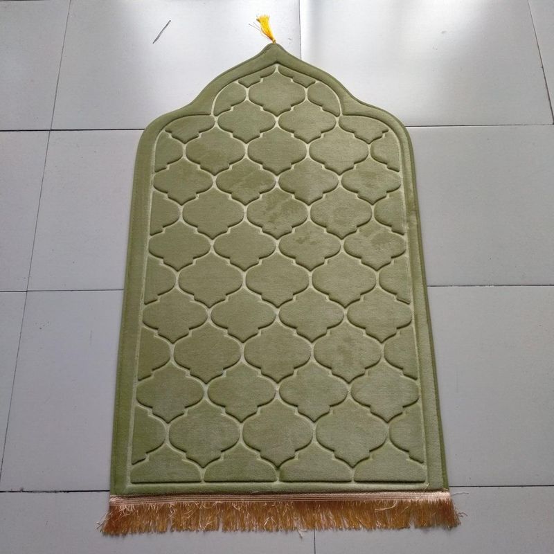 Islamic Prayer Rug Mat For Muslim Worship Flannel Prayer Mat With Tassel Embossed Dirt Resistant And Easy To Care Mat Source_voghion.com