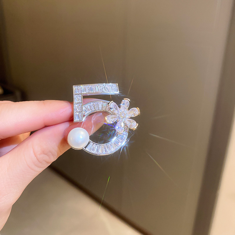 Spilla con fiore digitale con perla di diamanti Spilla francese leggera di lusso elegante Spilla di moda di nicchia Accessori per abiti di fascia alta per le donne_voghion.com