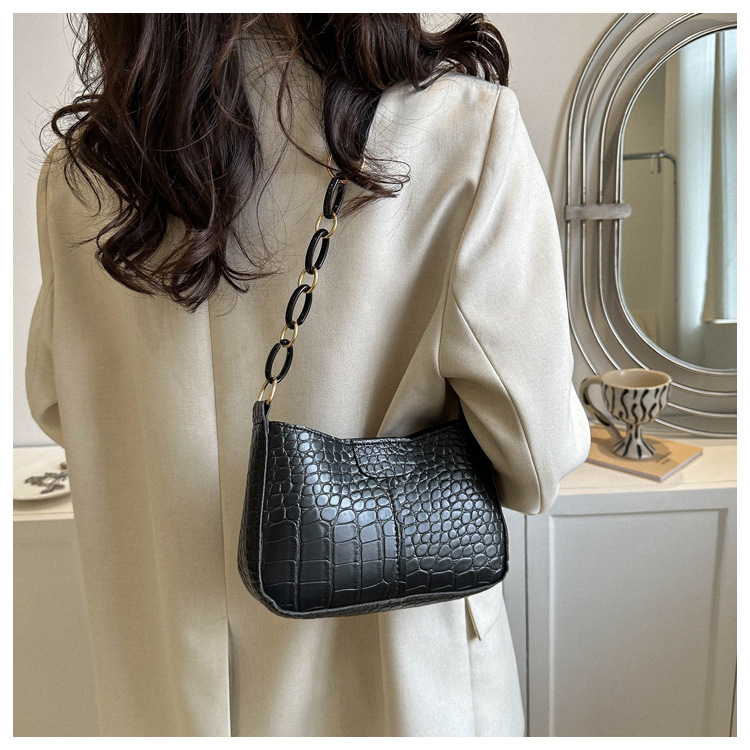 2023 Spring New Simple Trend One Shoulder Underarm Small Square Bag Net Red Fashion Temperament Commuter Bag Female_voghion.com