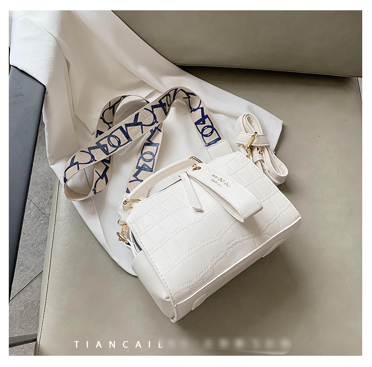 Small Niche Design Of Bag New Trendy Korean Version High-end Texture Wide Shoulder Strap Hand-held Crossbody Bag Fashionable Pillow Bag_voghion.com