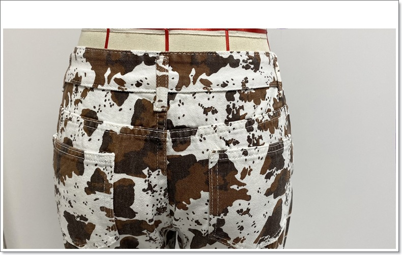 jeans da donna fondo bianco stampa marrone pantaloni svasati a vita alta spot_voghion.com