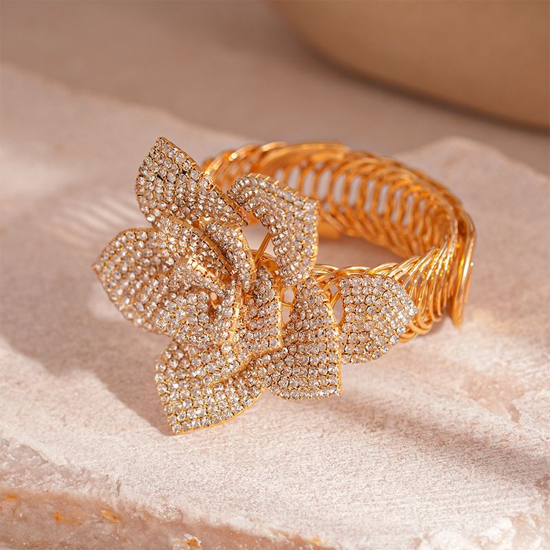 Diamond-set metallic three-dimensional flower opening bracelet_voghion.com