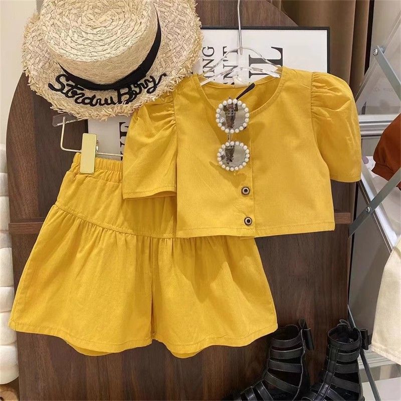 Børnetøj til piger med korte pufærmer, top med shorts, moderigtigt jakkesæt med to dele_voghion.com