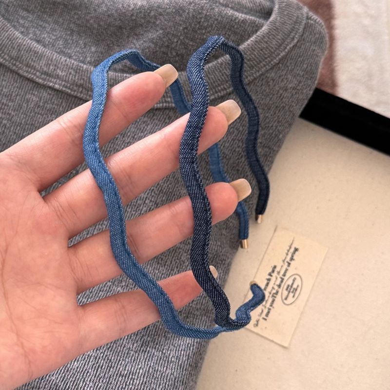 Fascia per capelli ultrasottile in denim ondulato, per le donne che desiderano creare un temperamento semplice e versatile, caratterizzata da capelli pressati con una nuova moda_voghion.com
