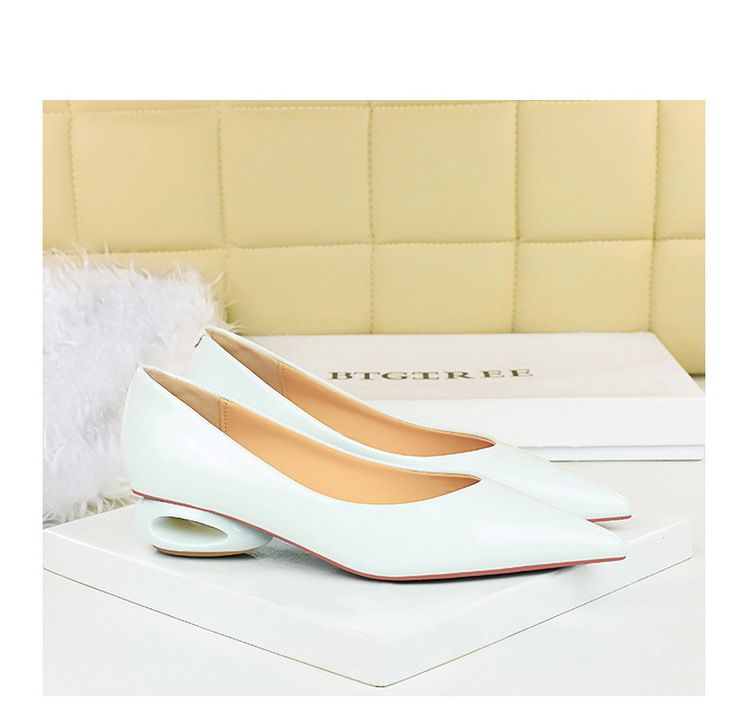 Scarpe singole da donna comode con tacco basso e punta a un pedale, in pelle verniciata, con tacco a forma speciale francese_voghion.com