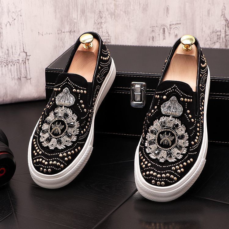 Neue lässige Nieten vielseitig einsetzbar kann mit nur einem Fuß getragen werden. Water Diamond Loafers ein spiritueller Trend für junge Männer, Männer_voghion.com