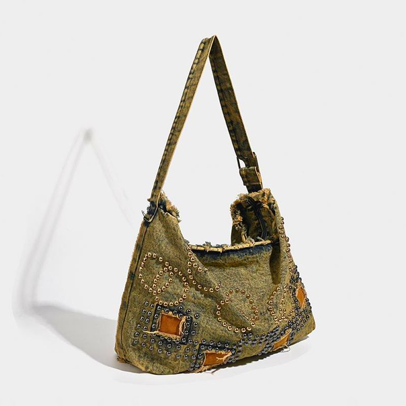 Borsa a tracolla in denim stile apocalittico con decorazione borchiata, autunno/inverno 2025, novità_voghion.com