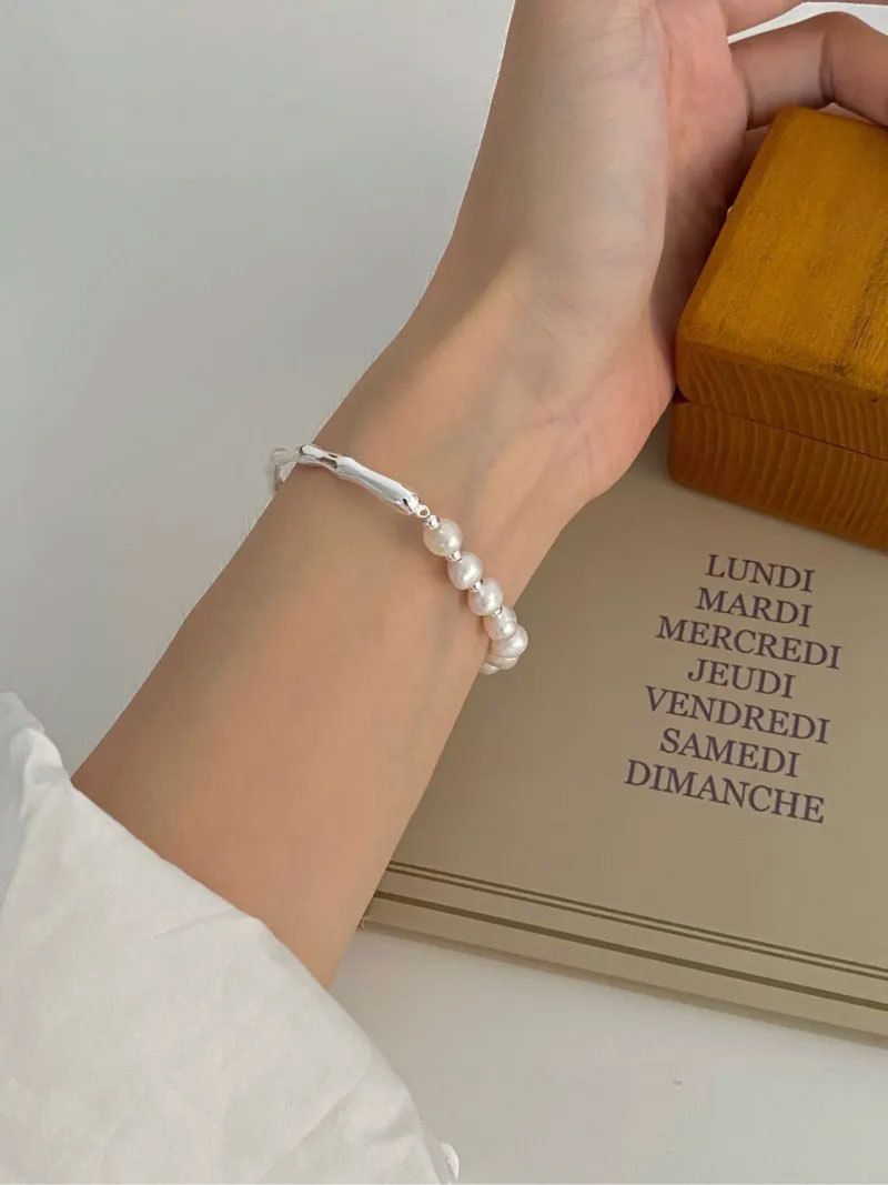 Bracelet baroque irrégulier en argent sterling à vendre avec perles d'eau douce semi-jonc plaqué or blanc bijoux fins_voghion.com