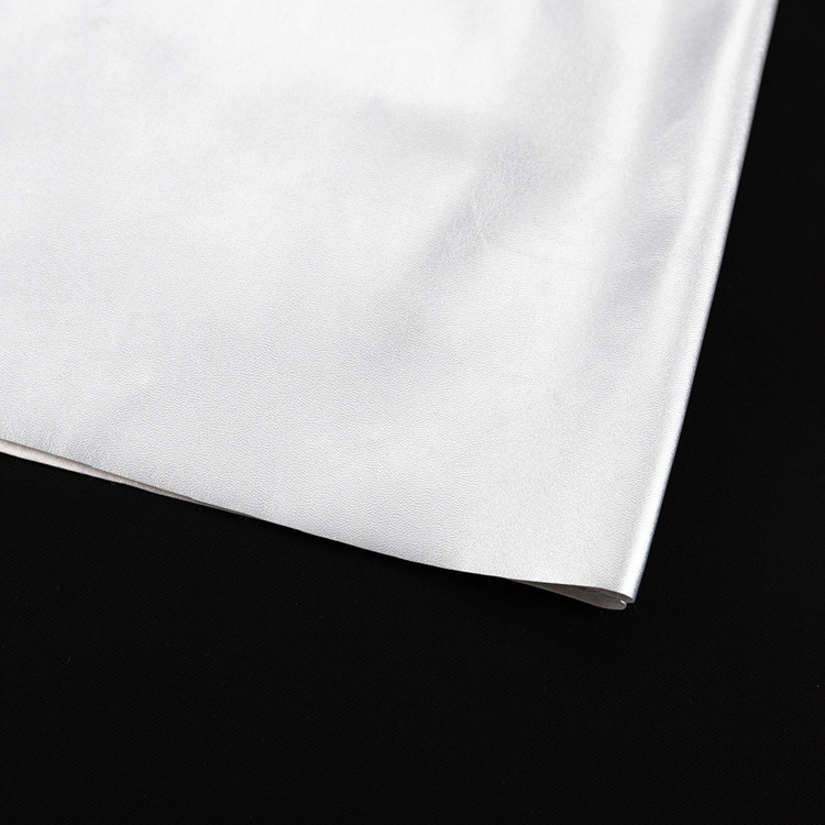 Los nuevos productos de otoño para mujer llegan con una falda plateada delgada a la cadera y una falda de cuero PU._voghion.com