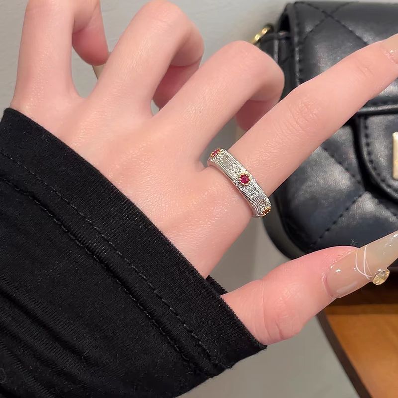 Hochwertiger, galvanisierter, antiker, blumengebürsteter französischer Ring, Modeaccessoire für die weibliche Nische, High-End-Stil mit leichtem Luxus_voghion.com
