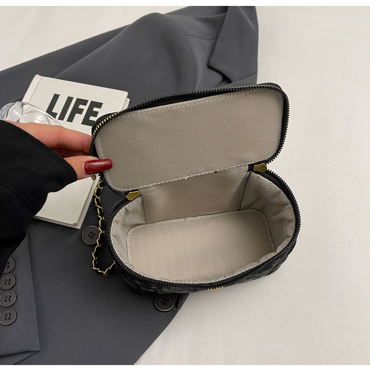 Beibei Shangpin 2024 New Korean Fashion niche Golden Ball Chain Makeup Handheld One Shoulder Diagonal Cross Tidal_voghion.com