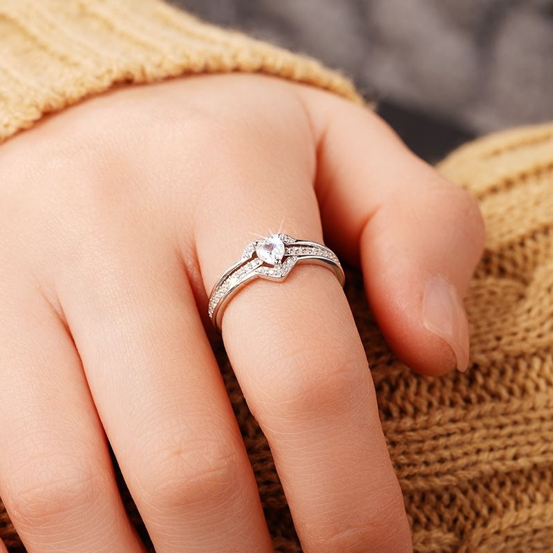 Anello dolce e squisito con design a doppio cuore di pesca di Cao Shi e zirconi intarsiati da donna, perfetto per i gioielli di tutti i giorni._voghion.com