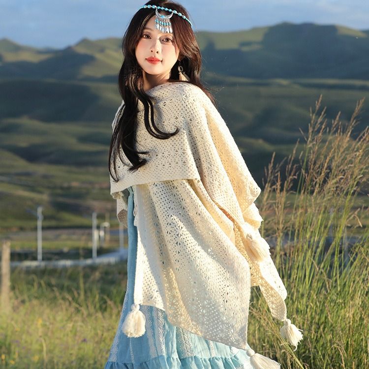 Scialle versatile in maglia tinta unita della serie Forest con donne che viaggiano nella prateria di Xizang_voghion.com