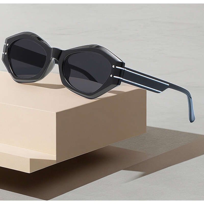 Occhiali da sole Cat Eye alla moda Y2K con montatura piccola 2024 nuovi occhiali da donna_voghion.com