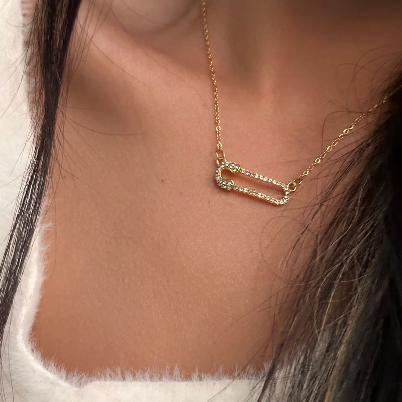 Ciondolo segnalibro unisex con graffetta in acciaio al titanio elettroplaccato, semplice e con zirconi._voghion.com