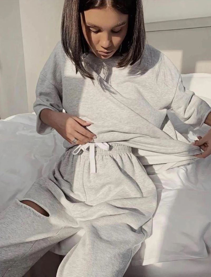 Zestaw Urban Edge Matching Set – bluzka z długim rękawem i okrągłym dekoltem oraz spodnie ze ściągaczem w stylu vintage (biały/beżowy/khaki/srebrny/ciemnoszary, S-XL)_voghion.com