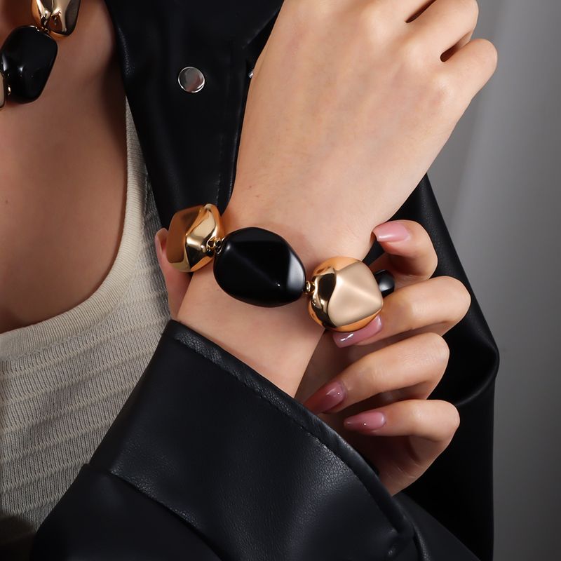 Collana con clavicola, perline grandi ed esagerate, in acrilico irregolare, semplice e suggestiva._voghion.com