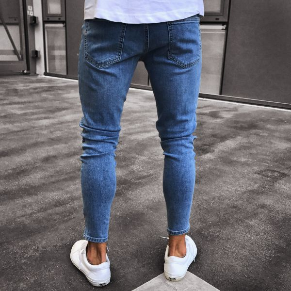 Enge Herrenjeans mit aufgestickten Löchern und schmalen Hosenbeinen_voghion.com