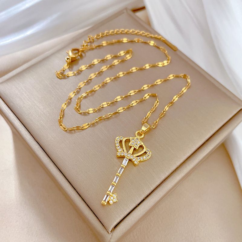 Hot sale Kroon en hanger ketting, gouden roestvrijstalen koningin sleutel decoratie, 45cm lang, 1 stuk_voghion.com