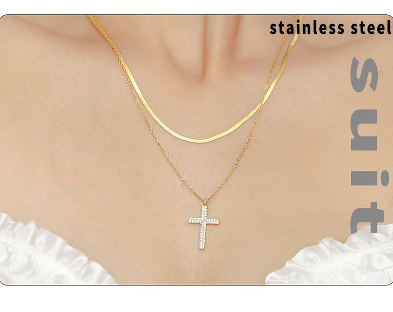 Kreative Halskette mit diagonalem Kreuzanhänger aus Zirkonia für Frauen, Nischenlicht, Luxus, mehrlagige Schlosskette aus Titanstahl für Frauen_voghion.com