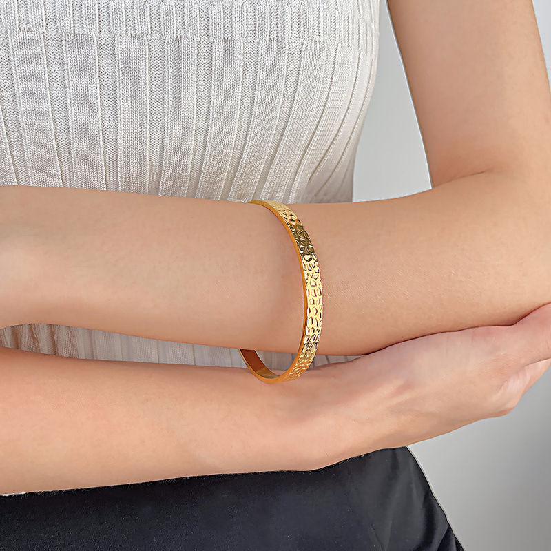 Bracelet ouvert en forme de C pour femme en acier titane_voghion.com