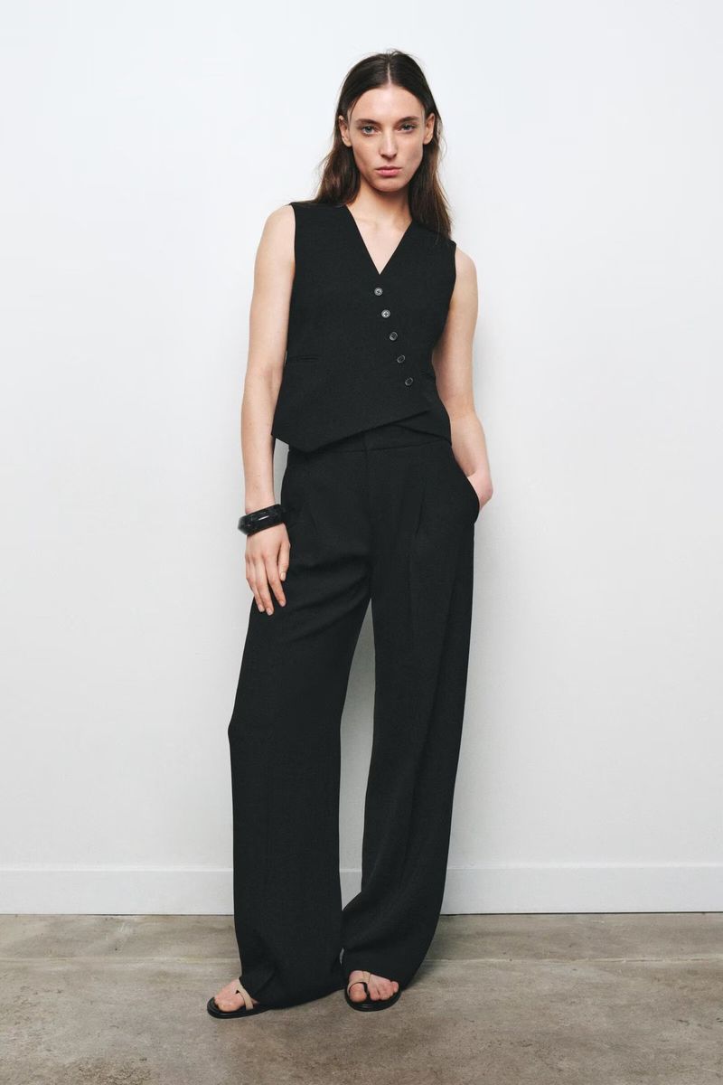 Traje de mujer de moda con chaleco asimétrico sencillo con cuello en V y pantalón ancho plisado._voghion.com