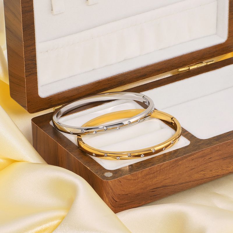 New Luxury Style Stainless Steel With A High-end Feel, Fashionable Diamond-studded, Non-fading Gold-plated Bracelet_voghion.com