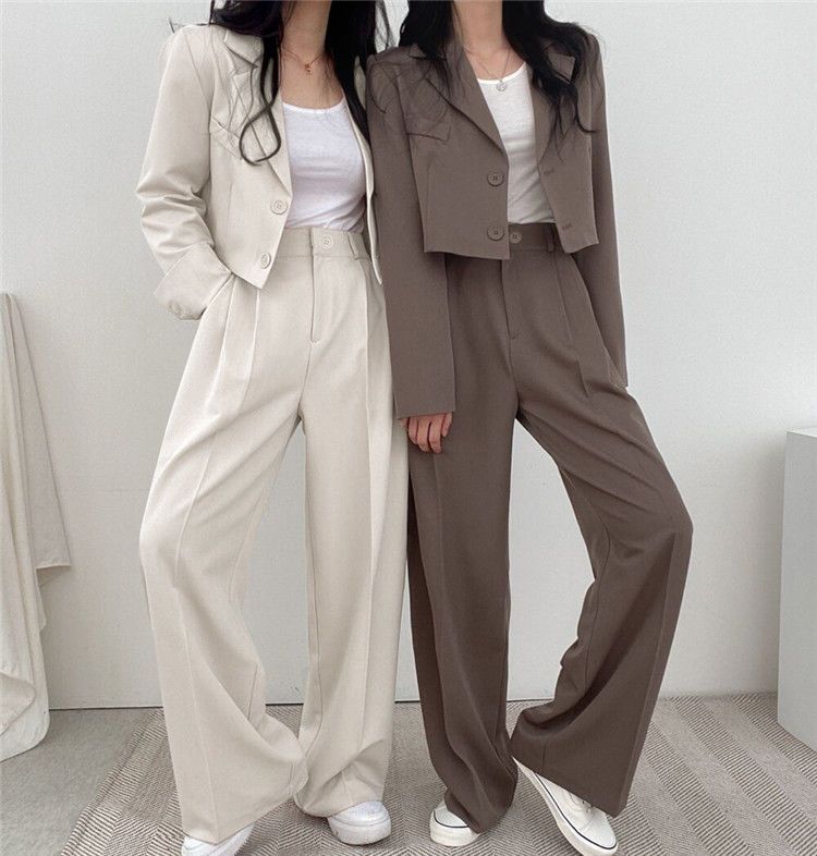 Completo da donna in stile coreano chic con blazer con risvolto, giacca corta a maniche lunghe e gamba larga a vita alta e lungo fino al pavimento_voghion.com