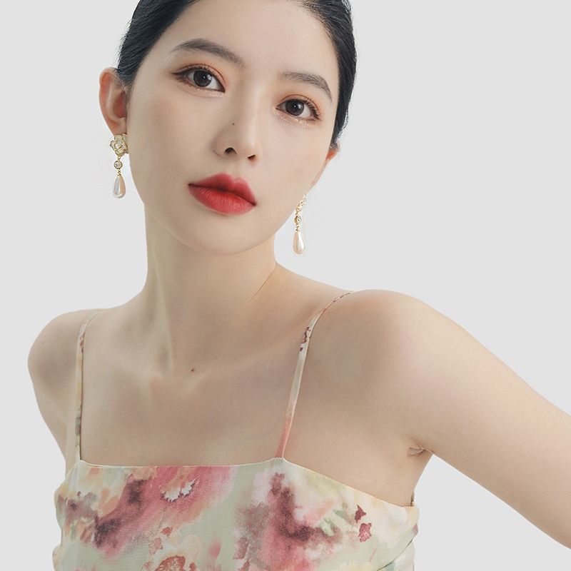 Internet celebrity flower high-end camellia pearl women French style small fragrance light luxury temperament earrings_voghion.com