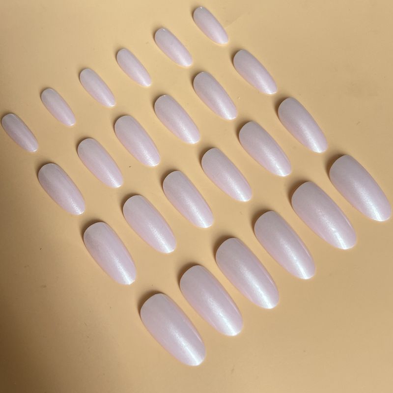 Perlemandel iført lang nøgen pink spids negleplade Tryk på negle_voghion.com