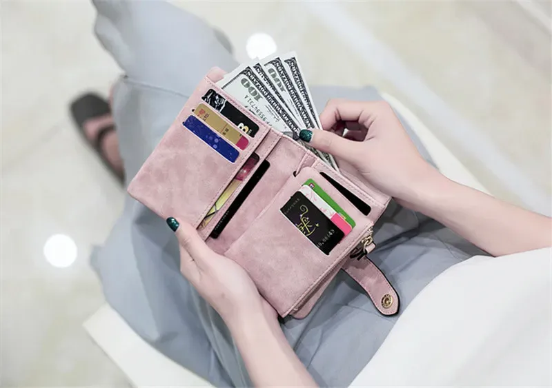 Dreifach faltbare, kurze Damen-Geldbörse mit Münzfach und Reißverschluss, minimalistisch, aus mattiertem, weichem Leder, rosa, klein_voghion.com