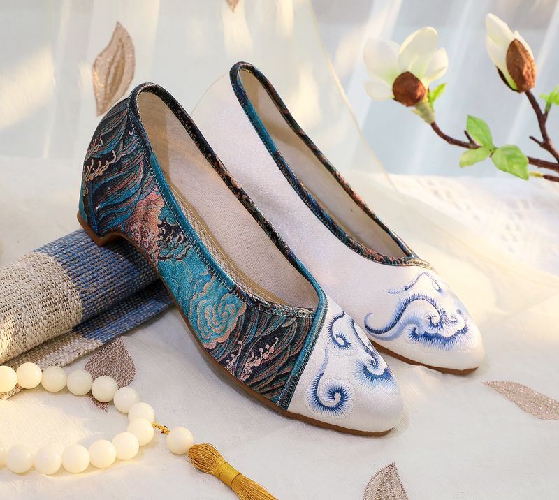 Damenschuhe Frühlings-Cheongsam im neuen Stil, spitze Tanzschuhe für Damen im Retro-Look, bedruckte alte Stoffschuhe_voghion.com