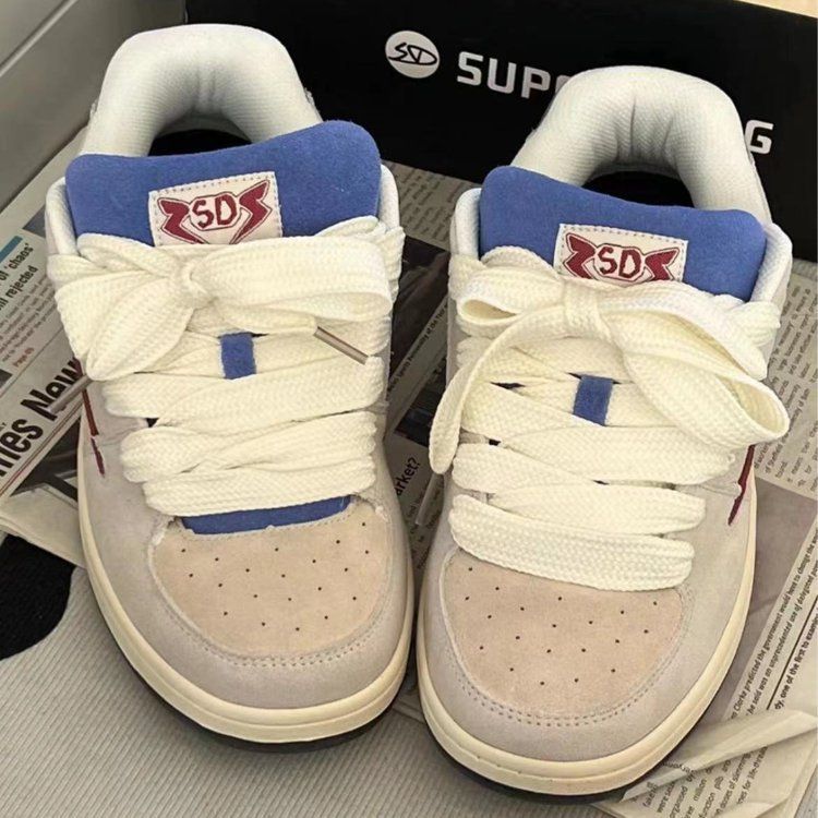 Super Pulled Bread Suede Patchwork Board Damskor med låg skurna skor, Trendiga blixtbokstäver, Nischade Skateboardskor_voghion.com