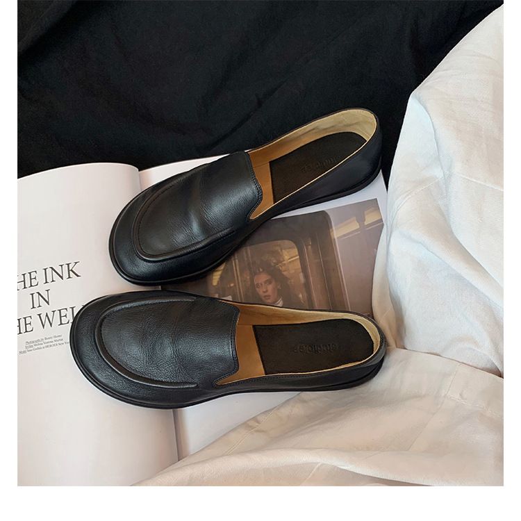 loafers. Lage hakken voor vrouwen, wolken, minimalistische ronde neus, wikkelvoeten,_voghion.com